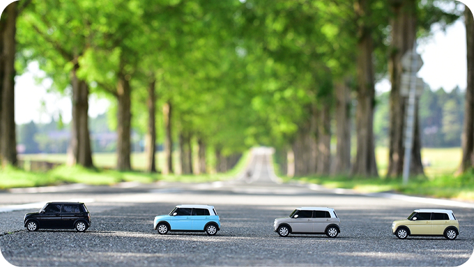 車が並んで走っている様子
