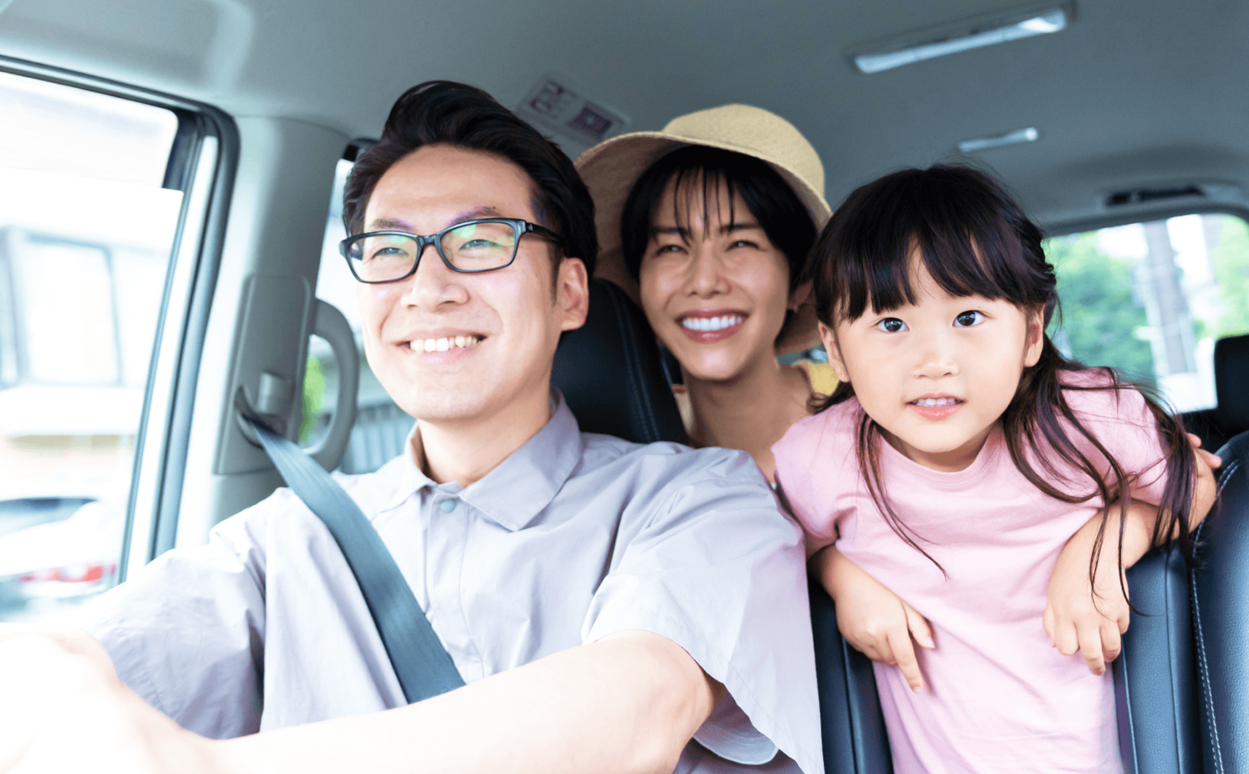家族で車に乗っている様子