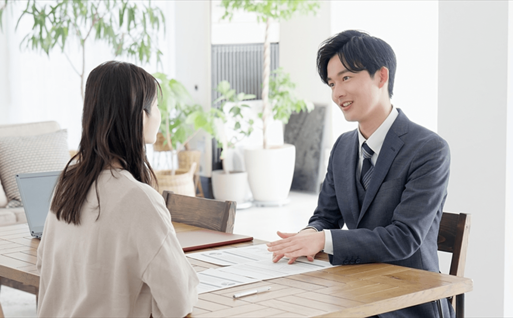 お客様と打ち合わせをしている様子